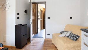 Une chambre à coucher avec un lit, un bureau et une armoire.