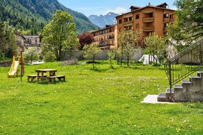 Outdoor dining - Apartment 'Alta Valle Maira C' with Mountain View, Shared Garden and Wi-Fi (Acceglio)