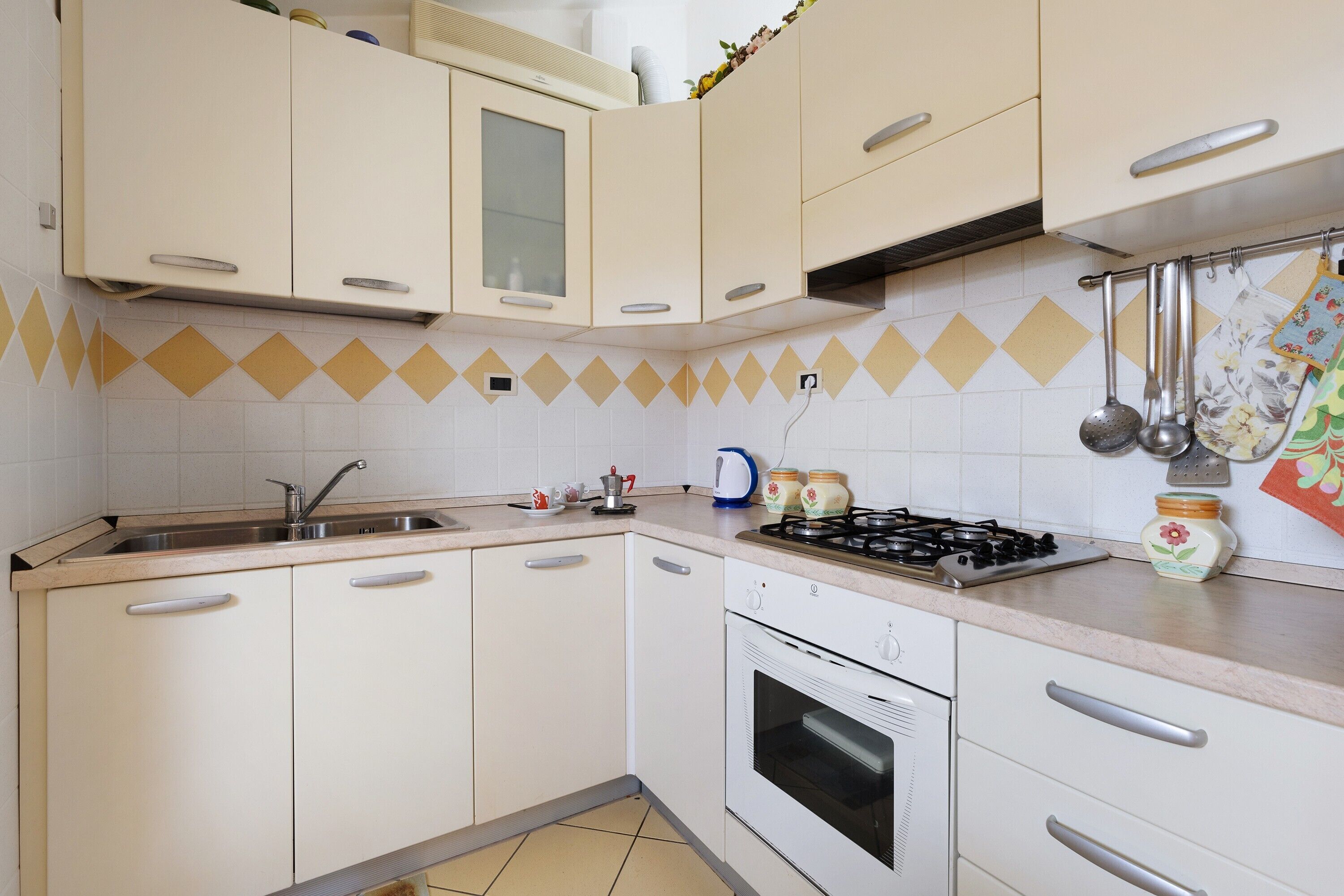 Refrigerador, horno, parrilla de estufa y cafetera y tetera 