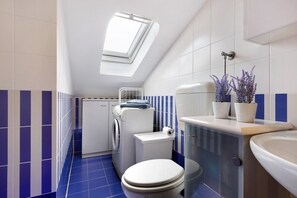 Regadera, secadora de cabello, toallas 