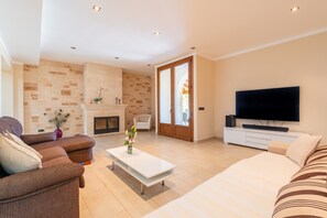 Televisión, chimenea y tenis de mesa 