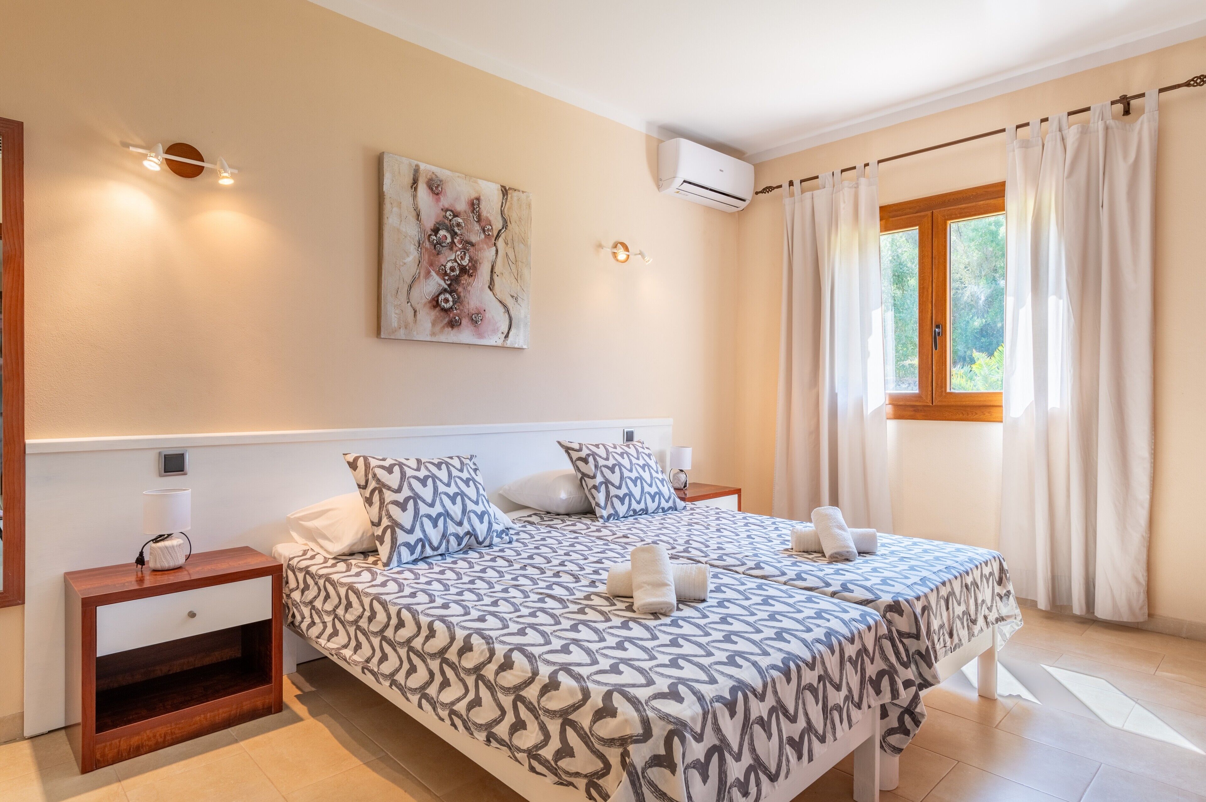 6 bedrooms, iron/ironing board, free WiFi, bed sheets