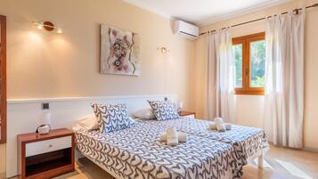 6 bedrooms, iron/ironing board, free WiFi, bed sheets