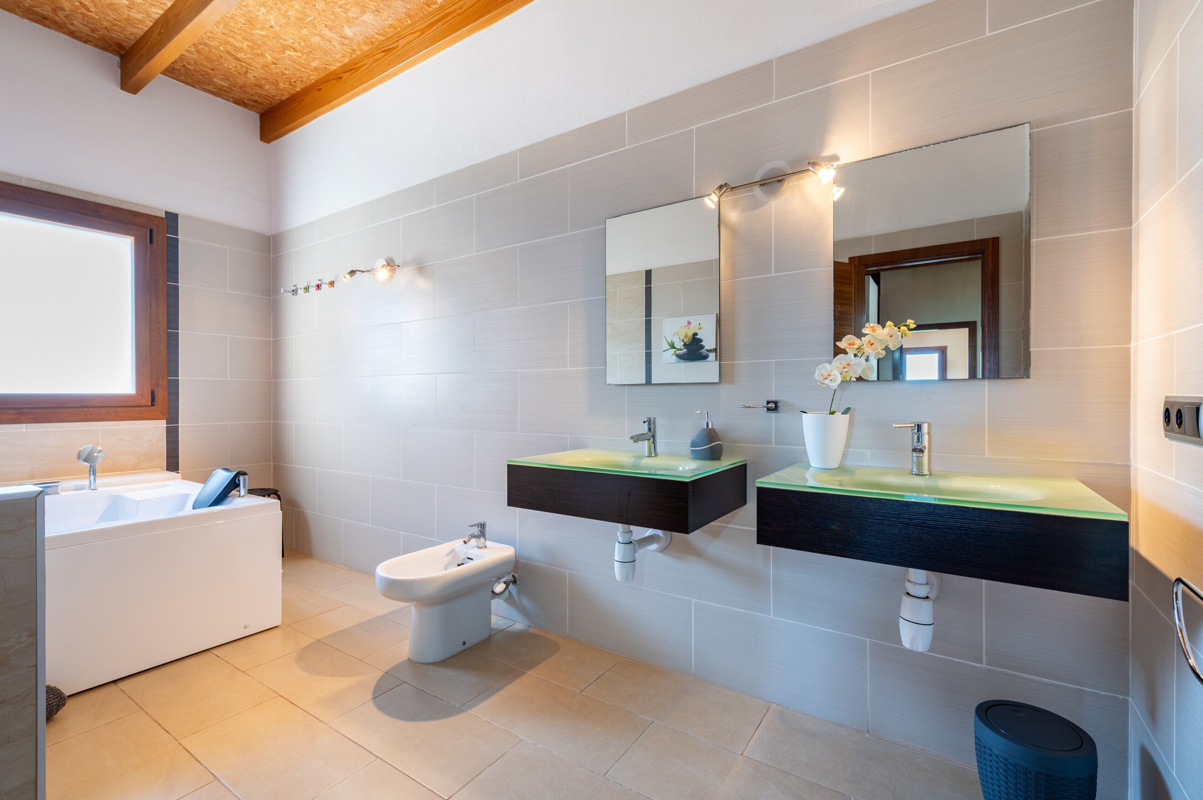 Badekar, gratis toiletartikler, hårtørrer, håndklæder