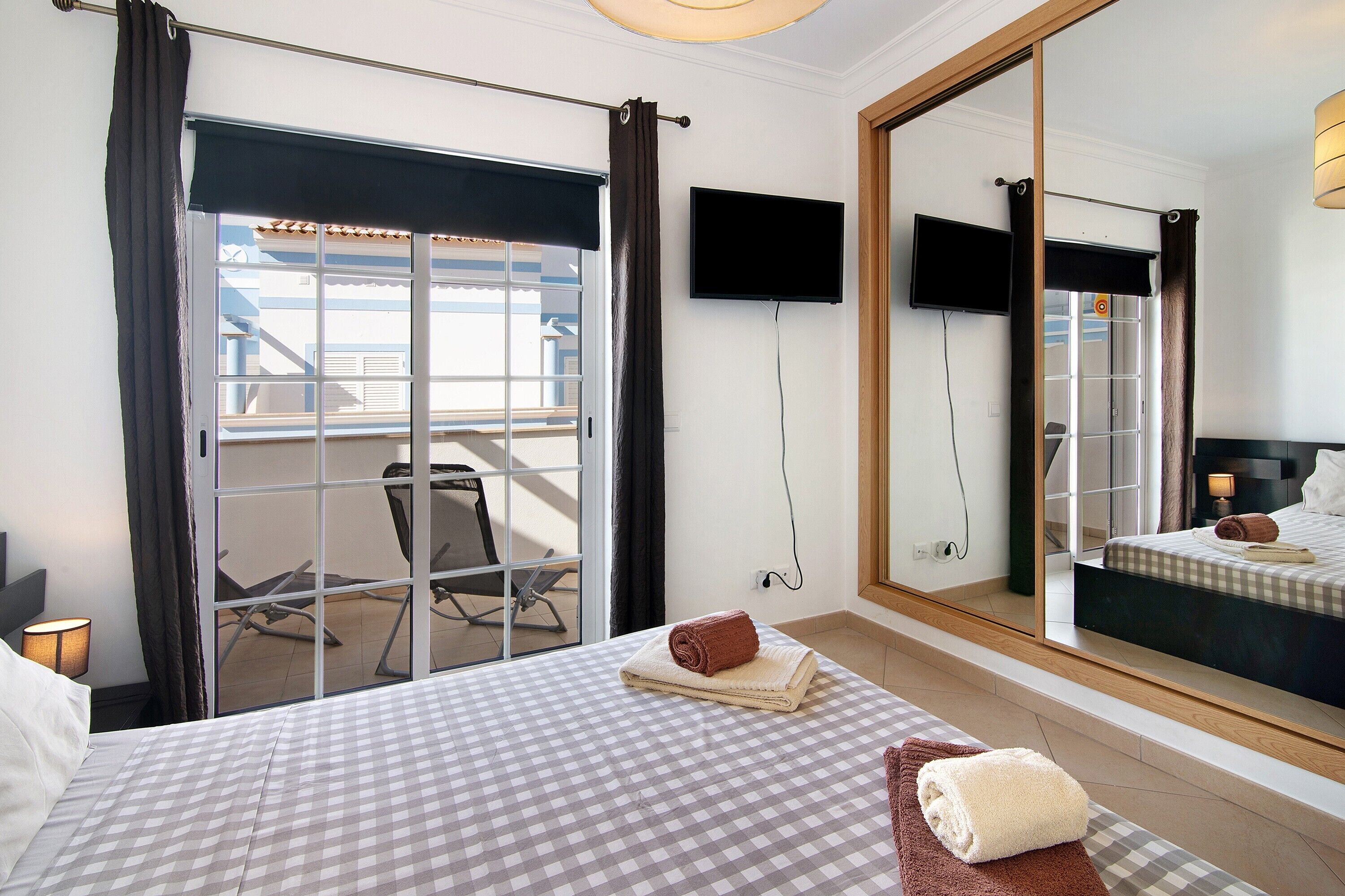 4 chambres, fer et planche à repasser, Wi-Fi gratuit, draps fournis