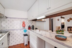 Fridge, microwave, oven, stovetop - Apartment 'Mar Azul 1' with Private Garden, Balcony and Wi-Fi (Albufeira)