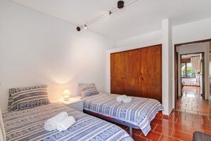 2 bedrooms, free WiFi, bed sheets - Apartment 'Mar Azul 1' with Private Garden, Balcony and Wi-Fi (Albufeira)
