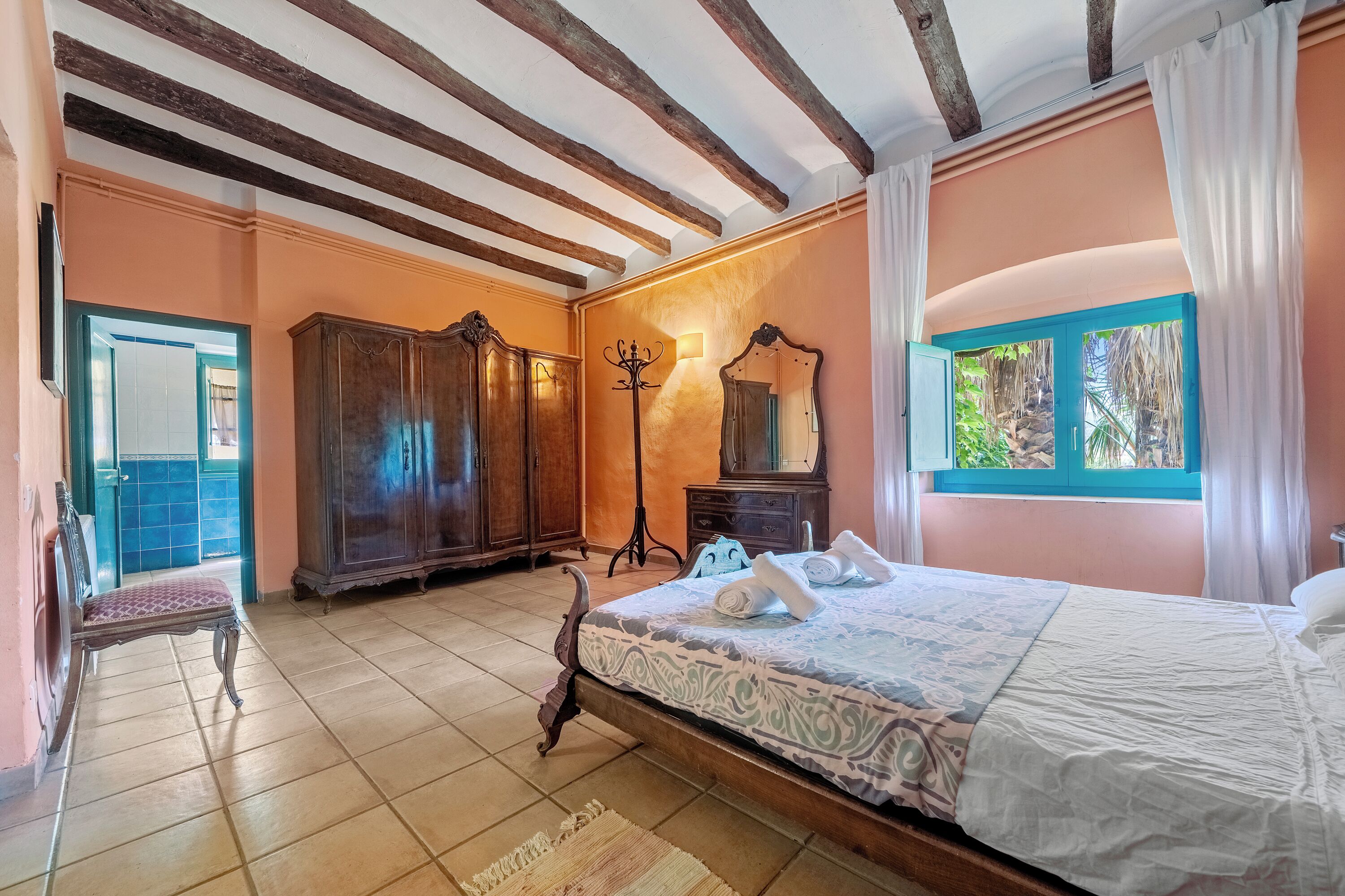 8 dormitorios, tabla de planchar con plancha, wifi gratis y ropa de cama