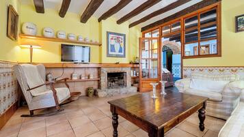 Een televisie en een open haard