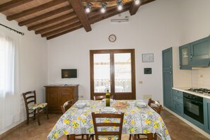 Kjøleskap, mikrobølgeovn, kokeplater og kaffetrakter/tekoker