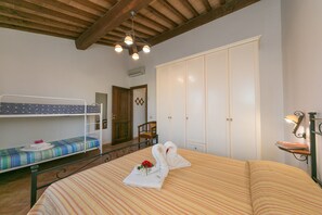 1 slaapkamer, een strijkplank/strijkijzer, gratis wifi, beddengoed
