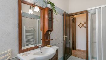 Douche, serviettes fournies