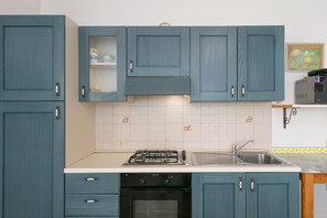 Geladeira, micro-ondas, cooktop, cafeteira/chaleira