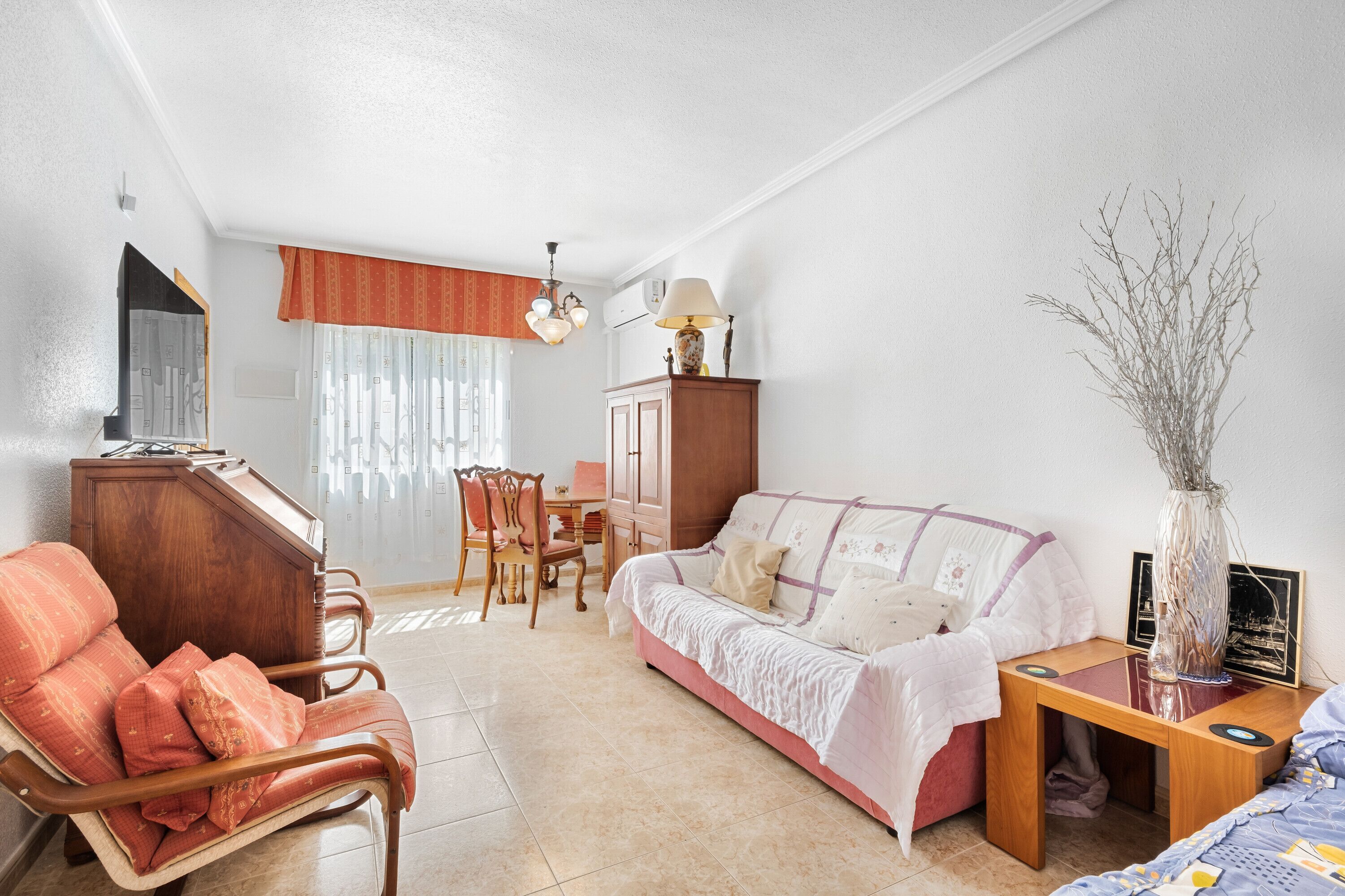 Holiday Apartment "The Snug" with Shared Pool, A/C & Wi-Fi