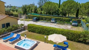 A residential area with a swimming pool, lounge chairs, and a hot tub. - Farmhouse "Il Pino - Tiglio" with Shared Pool, Private Terrace & Wi-Fi (Cecina)