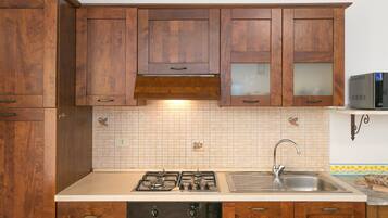 Frigorifero, microonde, forno, piano cottura