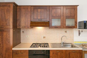 Kühlschrank, Mikrowelle, Ofen, Herdplatte