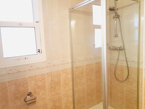 Shower, hair dryer, towels - Holiday Home "Celeste with Private Pool", Whirlpool & Wi-Fi (Mazarrón)