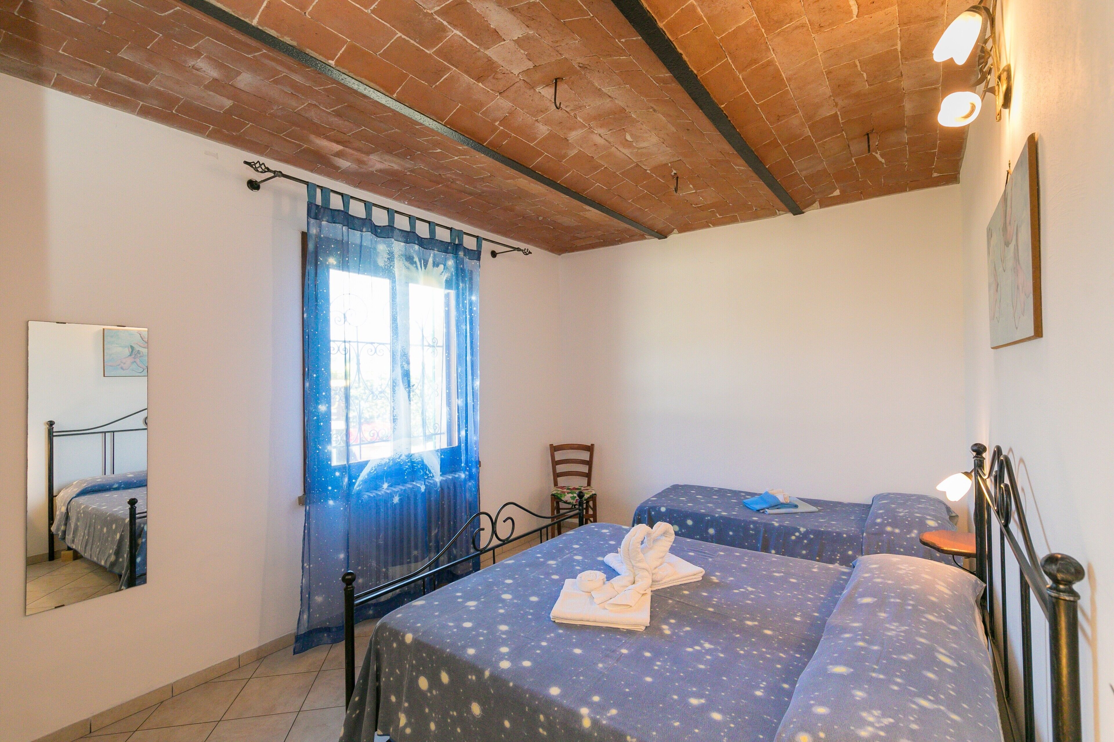 1 habitación, tabla de planchar con plancha, wifi gratis y ropa de cama 