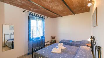 1 habitación, tabla de planchar con plancha, wifi gratis y ropa de cama