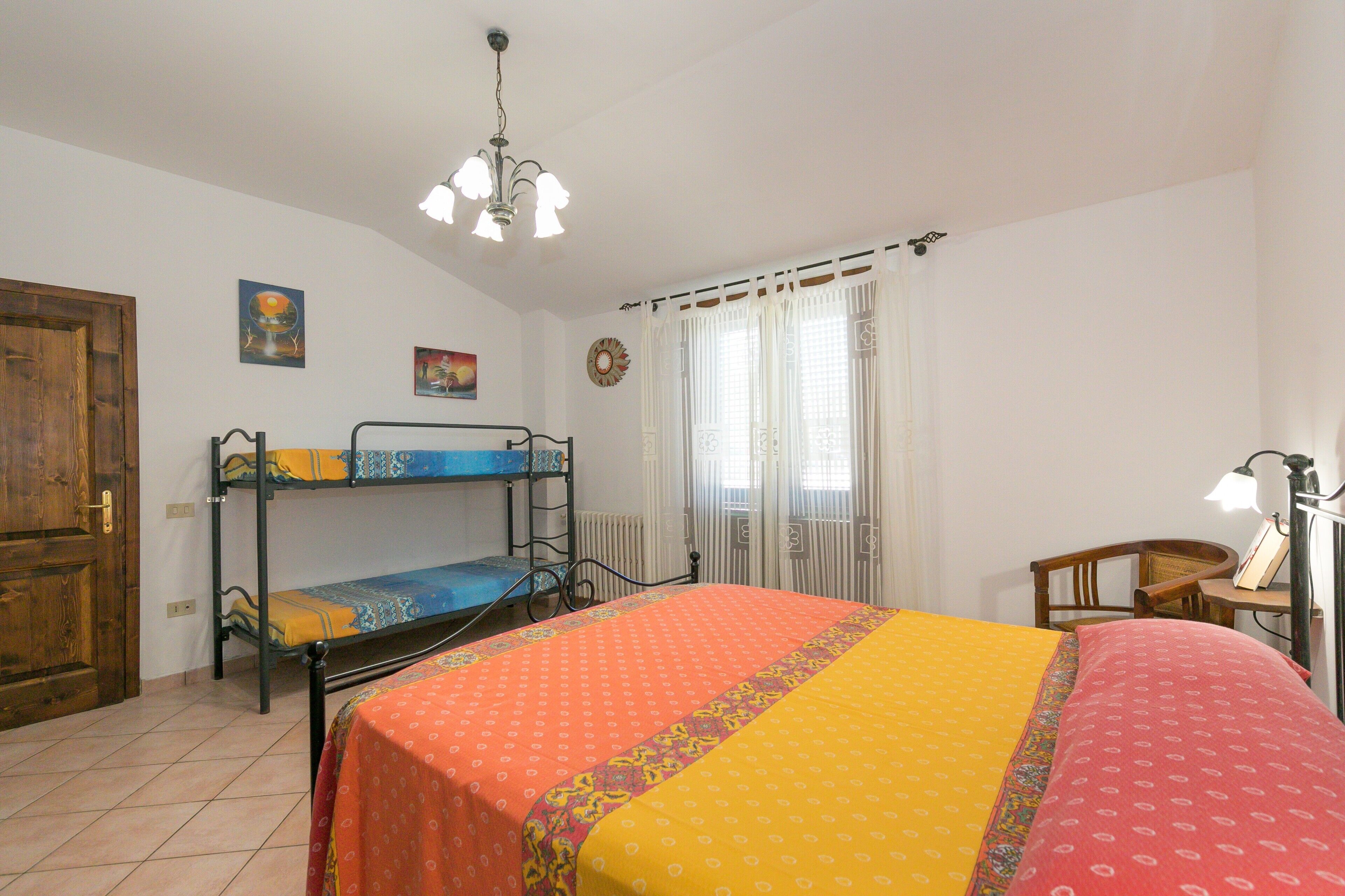 1 habitación, tabla de planchar con plancha, wifi gratis y ropa de cama 