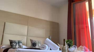 Phòng 4 Deluxe | Minibar, két bảo mật tại phòng, bàn, màn/rèm cản sáng