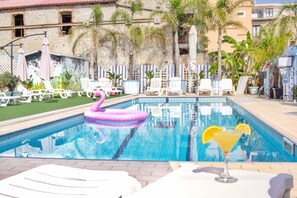 Seasonal outdoor pool, pool umbrellas, sun loungers - Hotel Calipso (Taormina)