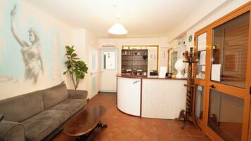 Chambre Quadruple | Minibar, coffres-forts dans les chambres, bureau, rideaux occultants