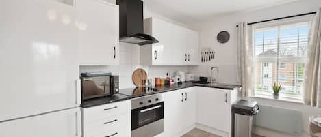 ファミリー アパートメント | 専用キッチン | 大型冷蔵庫、電子レンジ、オーブン、コンロ