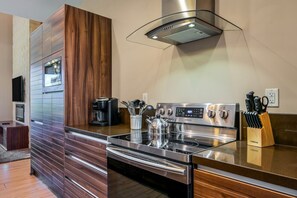 Réfrigérateur, four à micro-ondes, un four, surface de cuisson