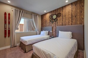 3 bedrooms, desk, iron/ironing board, travel crib