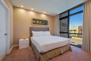 3 chambres, bureau, fer et planche à repasser, lit de bébé portatif