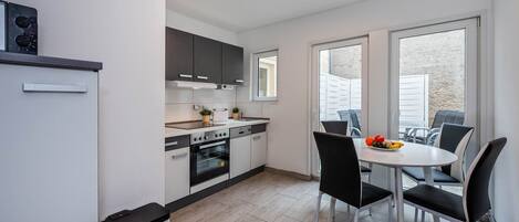 冷蔵庫、電子レンジ、オーブン、コンロ