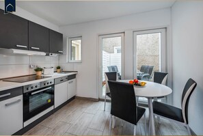 Køleskab, mikrobølgeovn, ovn, kogeplade