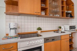 Cafetera y tetera, refrigerador, microondas y horno