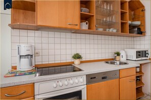 Køleskab, mikrobølgeovn, ovn, kogeplade