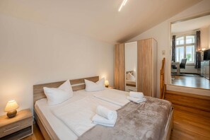2 bedrooms, desk, WiFi (free)