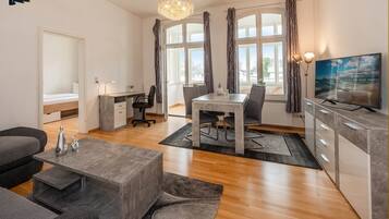 Fernseher, Stereoanlage