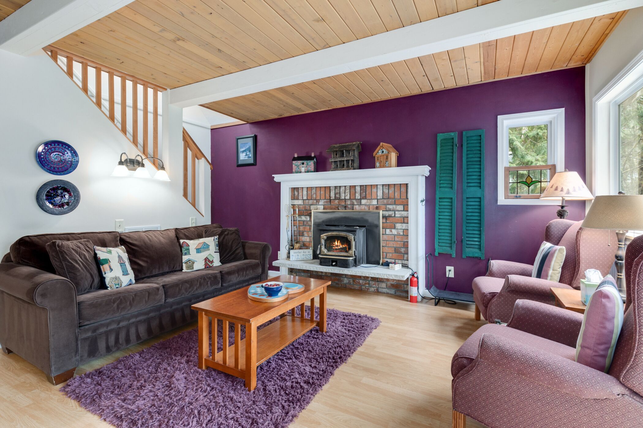 Bowman's Beach Cottage in Cascades with private sandy riverfront & hot tub