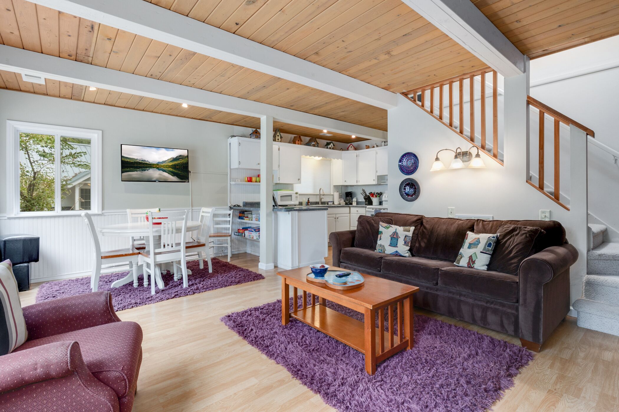 Bowman's Beach Cottage in Cascades with private sandy riverfront & hot tub