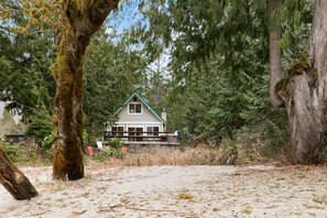 Exterior - Bowman's Beach Cottage in Cascades with sandy riverfront & hot tub (Baring)