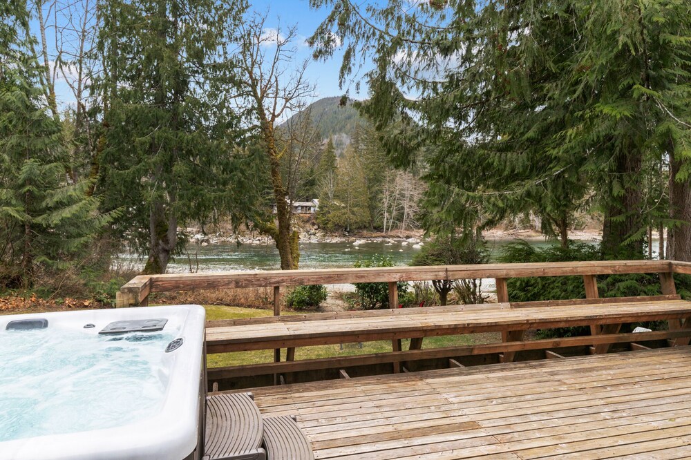 Bowman's Beach Cottage in Cascades with private sandy riverfront & hot tub