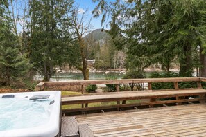 Outdoor spa tub - Bowman's Beach Cottage in Cascades with sandy riverfront & hot tub (Baring)