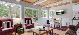 Bowman's Beach Cottage in Cascades with sandy riverfront & hot tub