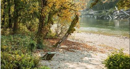 Bowman's Beach Cottage in Cascades with sandy riverfront & hot tub