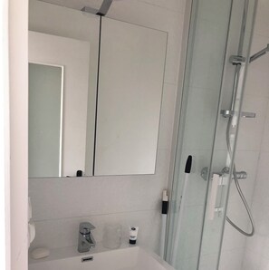 Douche, sèche-cheveux, serviettes fournies