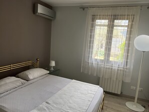 3 bedrooms, desk, iron/ironing board, travel crib - Villa surrounded by nature (Torretta)