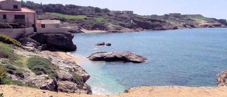 Una spiaggia nelle vicinanze