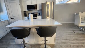 Unclassified image, 5 of 16, button - ChessKings Executive Suite - 3 Bedroom (Winnipeg)
