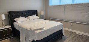 3 bedrooms, blackout curtains, iron/ironing board, free WiFi - ChessKings Executive Suite - 3 Bedroom (Winnipeg)